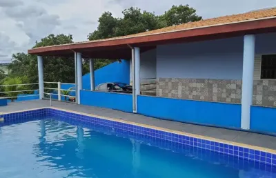 Chácara 2000m2, casa sede 90m2 com 3 dormitórios, 1 suíte, moveis planejados, piscina, campo de futebol, 2 banheiros externos, área de churrasqueira