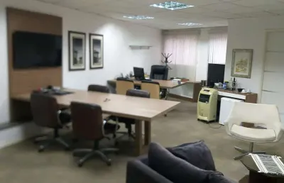 Prédio comercial 1000m2,recepção, subsolo com 7 garagens, 12 salas, moveis planejados, ar condicionado, salas de reunião, sala diretor,cozinha montada
