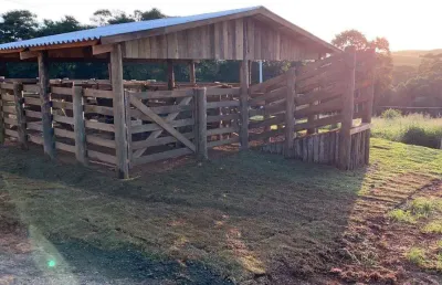 Chácara 4 alqueires, rico em água com rio, cachoeira e tanques de peixe, 4 estufas, mangueira coberta, barracão, casas sede e caseiro, edícula