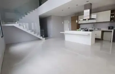 Casa duplex 297m2 no condomínio brisas jundiaí, 4 suítes sendo 1 com closet, cozinha americana, acabamento em porcelanato, área gourmet, piscina