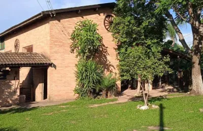 Chácara 15.000m2, casa sede com 4 dormitórios, 2 suítes, área gourmet com churrasqueira, casa de caseiro, lago, 2 piscinas, campo de futebol, quadra