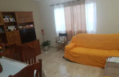 Casa sobrado 200m2, 3 dormitórios, 1 suíte, 2 banheiros, vaga coberta, quintal amplo, moveis planejados, ótima localização