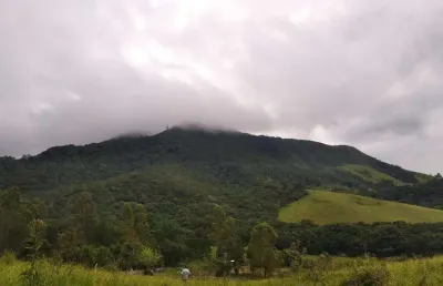 Fazenda 70 alqueires, 23 alqueires em pasto, 10 alqueires em pinus com 10 anos, 2 alqueires em pinus com 2 anos, casa sede, boa de água