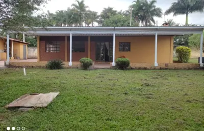 Chácara 2455m2 no condomínio santa mônica, casa sede com 200m2, 2 dormitórios, 2 suítes, área gourmet com churrasqueira, piscina, quintal amplo