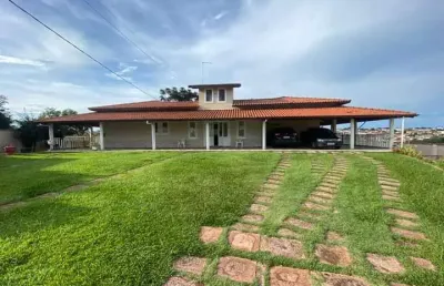 Chácara 3000m2, casa sede com 465m2, 6 dormitórios, 5 suítes, moveis planejados, área gourmet com churrasqueira e piscina, pomar, ótima localização