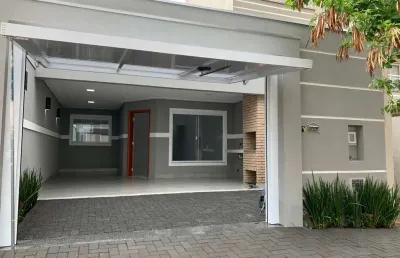 Casa 120m2, 3 dormitórios, 1 suíte, cozinha americana, área gourmet com churrasqueira, acabamento em porcelanato, 2 vagas, ótima localização