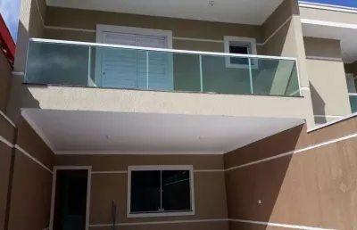 Casa sobrado nova 180m2, 4 dormitórios, 2 suítes, 4 vagas de garagem, área gourmet, varanda, jardim de inverno, ótima localização