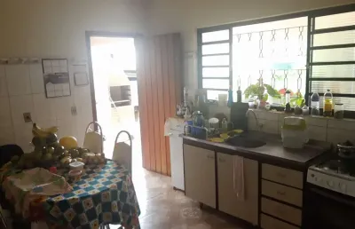 Casa 300m2, 2 dormitórios amplos, sala grande, casa toda avarandada, 4 vagas de garagem, terreno de 600m2, ótima localização
