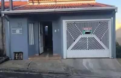 Casa 100m2, 2 dormitórios, sala de estar, sala de jantar, porão, garagem coberta para 1 veículo, ótima localização