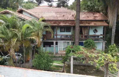 Casa duplex 300m2, 3 dormitórios, 5 salas sendo uma com lareira, varanda, cozinha planejada, quintal com playground, área gourmet com churrasqueira