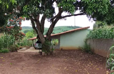 Chácara 1500m2, casa sede com 65m2, 1 dormitório, banheiro e cozinha, 1 vaga de garagem, árvores frutíferas, ótima localização