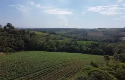 Sítio 8 alqueires, rica em água com lagos, nascentes e ribeirão, 6 alqueires para agricultura, casa sede, casa de caseiro, curral, área de lazer