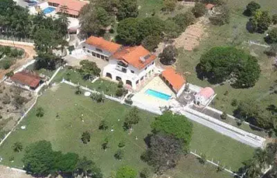 Chácara 1,5 alqueires, casa sede com 6 dormitórios, 5 suítes sendo 1 suíte master, sala com lareira, cozinha planejada, área de lazer completa, curral