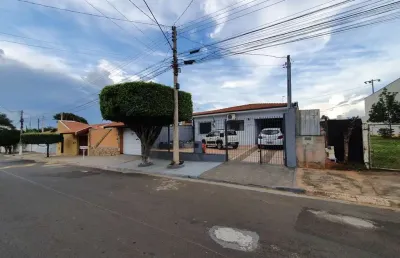 Casa 165m2, 3 dormitórios, 1 suíte, edicula com área de lazer, 1 dormitório e 1 banheiro, 4 vagas de garagem, quintal amplo, moveis planejados