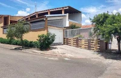 Casa sobrado 200m2, 4 dormitórios, 2 suítes, 3 vagas de garagem, área gourmet com churrasqueira, varanda ampla, quintal, cozinha americana