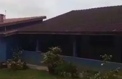 Chácara 32.900m2, 14mil m2 em parreiras, barracão de 100m2, casa sede com 160m2, 2 dormitórios, área de churrasqueira, ótima localização