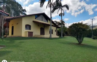 Chácara 20000m2, casa sede com 3 dormitórios, 1 suíte, sala com lareira, área gourmet, piscina, churrasqueira