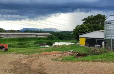 Excelente granja de frangos em porangaba-sp ??   - área total 12 alqueires ou 29,04 hectares - 2 poços artesanais c/90m e 345m, 8 reservatório d'água 210.000l, 3 açudes naturais - benfeitorias: 4 casa
