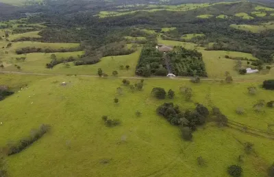 Fazenda em luziânia  1.702 hectares (351 alqueires). 37 divisões de pasto. toda no arame liso. margeia rio são bartolomeu 7.5 km. várias represas. nascentes. dupla aptidão. planta 800 hectares. altitu