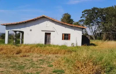 Sitio 10.4 alqueire   frente para castelo branco plantação de trigo uma reserva aproximadamente 2 alqueires com nascente dentro 1 casa 2 quarto sala  cozinha,banheiro,varanda, de lage,precisando de re