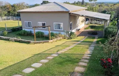 Chácara em condomínio de luxo em alambari-sp: 3 quartos, 1 suíte, 2 salas, 2 banheiros, 5 vagas de garagem, 104,45m² de área.