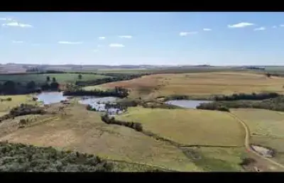 *excelente fazenda a venda em itapetininga- sp* ??   área total: 135,96 hectares ou 56,18 alqueires   plantio de grama e grãos: 44 alqueires   topografia: plana e levemente ondulada   solo: vermelho a