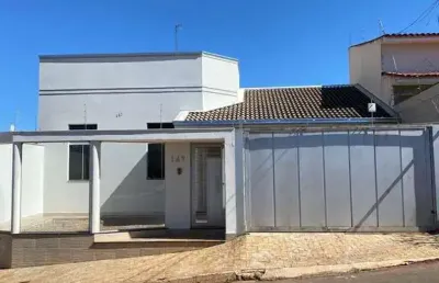 Casa com quintal amplo à venda no jardim califórnia – 3 quartos e suíte com hidro | patos de minas