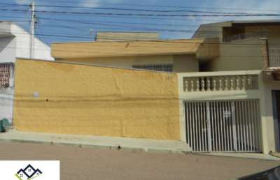 Casa com 2 dormitórios (1 com planejado), cozinha planejada, churrasqueira e 1 vaga coberta