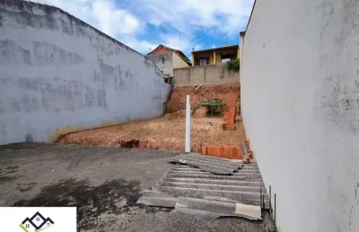Terreno de 250m² em aclive em rua tranquila com a base da garagem construida