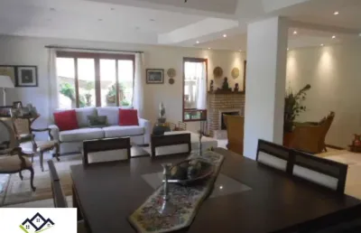 Casa de 4 suites (2 com closet), sala 3 ambientes, churrasqueira, piscina e 4 vagas