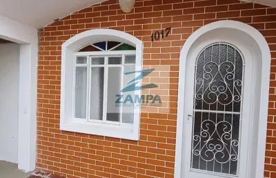 Casa mobiliada com 2 quartos, cozinha planejada, churrasqueira e 1 vaga coberta no anhangabaú