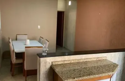 Casa térrea com 2 dormitórios (1 suite com ar condicionado), cozinha planejada e 2 vagas de garagem