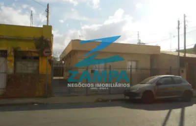Locação de casa térrea com 2 quartos, sala, cozinha c/ gabinete, banheiro com box e 2 vagas cobertas num quintal almplo c/ churrasqueira