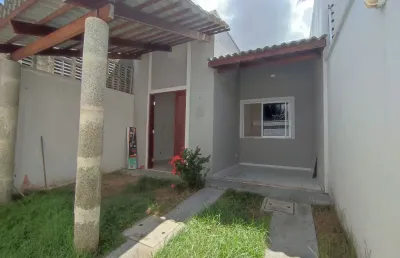 Linda casa à venda com 3 quartos, jardim e quintal.
