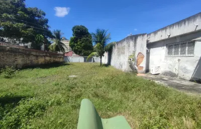 Casa plana com excelente terreno totalmente livre próximo a ufc ceará.