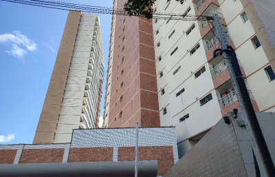 Apartamento à venda com 3 suítes mais dependência e 3 vagas no 18 andar