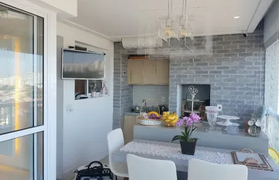 Lindo apto com 03 dormitórios, sendo 01 suíte, sala para 02 ambientes, varanda gourmet, decoração requintada e 02 vagas de garagem.