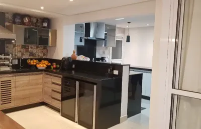 Excelente apto com 162m2, 04 dormitórios, sendo 03 suítes, ampla sala living, móveis planejados, em conceito aberto, varanda gourmet integrada à cozinha, home-office, 03 vagas de garagem.