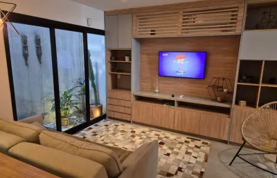 Excelente sobrado para locação, com 550 m2, estrutura voltada para área empresarial e imóvel residencial conjugado com 02 dormitórios, sendo 01 suíte, sala no conceito aberto, integrada à cozinha, ban