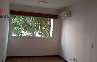 Apartamento totalmente modernizado, com 1 dormitório, sacada, 1 vaga de garagem, em moema pássaros