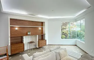 Casa alto padrão em condomínio com 4 suítes, cinema e piscina aquecida