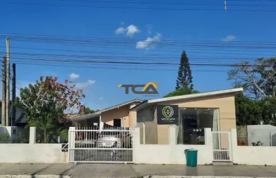 Casa, 02 dormitórios,  localizada em frente ao supermercado bistek