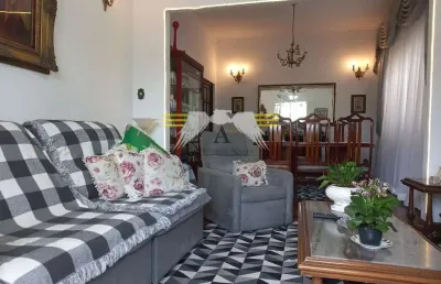 Belíssima casa de  170m² à venda, 3 dormitórios, sendo 1 suíte, 8 vagas de garagem, excelente local