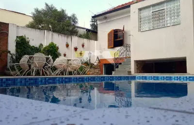 Amplo sobrado de 300m² à venda, 3 dormitórios, sendo 2 suítes, 6 vagas de garagem, área gourmet e p