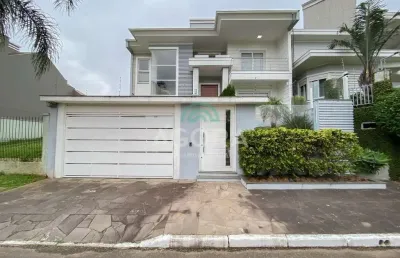 Excelente sobrado com 03 (três), sendo 03 (três) suítes, localizado no moinhos de vento