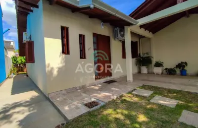 Casa térrea de 104 m² com 2 (dois) dormitórios e amplo pátio no bairro pitangueiras
