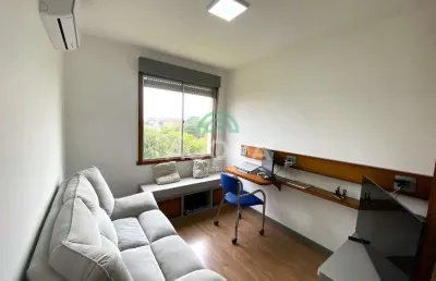 Apartamento com 1 (um) dormitório com closet semi mobiliado, localizado no bairro centro.