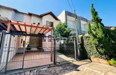 Sobrado de 3 (três) dormitórios, suíte, 2 vagas e pátio,  com excelente localização