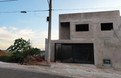 Casa à venda: 3 quartos, 1 suíte, 1 sala, 2 banheiros, 2 vagas, 119m².
