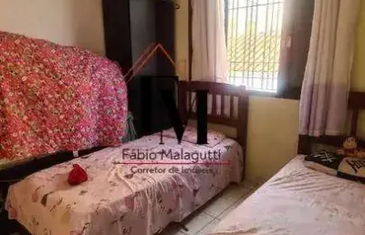 02 casas com 02 dormitórios , sala , banheiro e cozinha 03 vagas de garagem